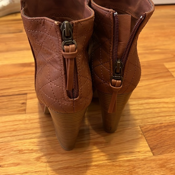 Stylishly pre-owned tan faux leather booties that elevate any outfit. - Picture 4 of 5